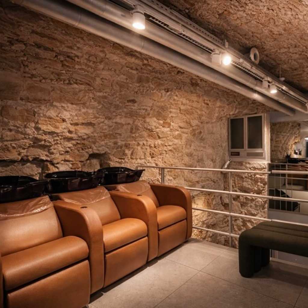 Coiffeur styliste à l'œuvre au salon Bubbles Coiffure